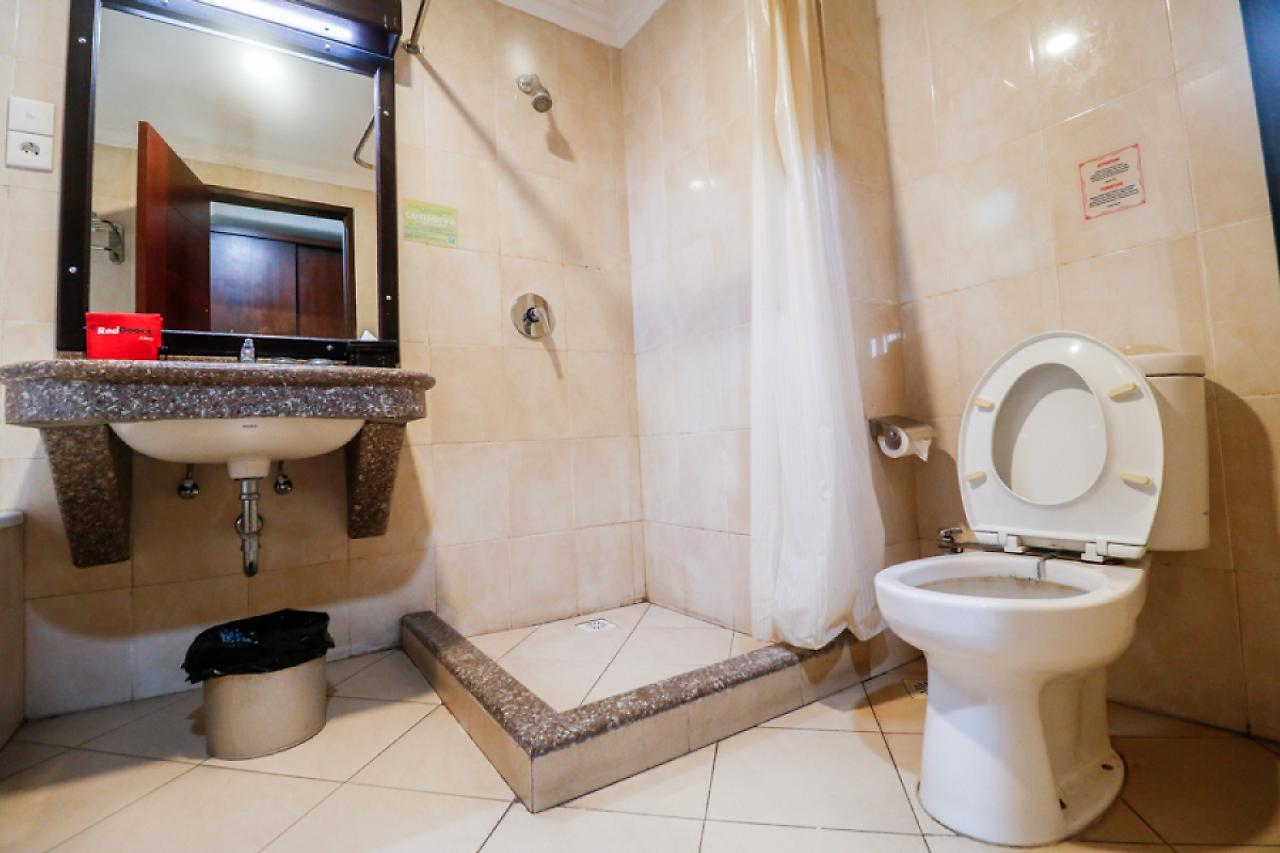 Hotel RedDoorz Premium @ Bukit Damai Indah Balikpapan  Zewnętrze zdjęcie