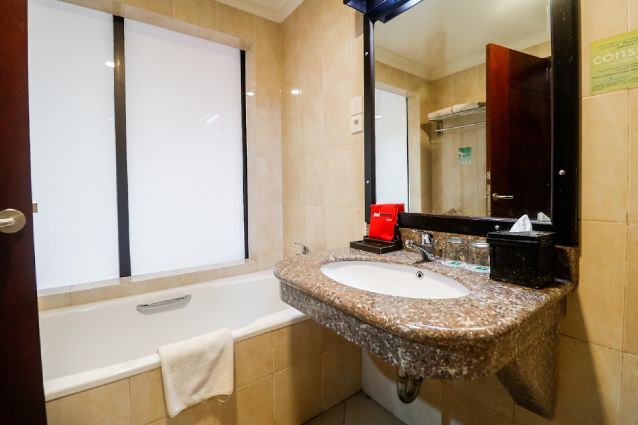 Hotel RedDoorz Premium @ Bukit Damai Indah Balikpapan  Zewnętrze zdjęcie