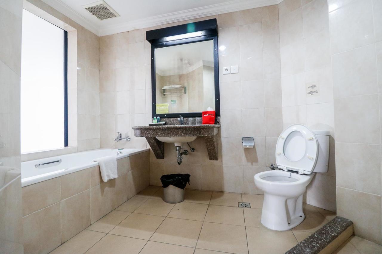 Hotel RedDoorz Premium @ Bukit Damai Indah Balikpapan  Zewnętrze zdjęcie