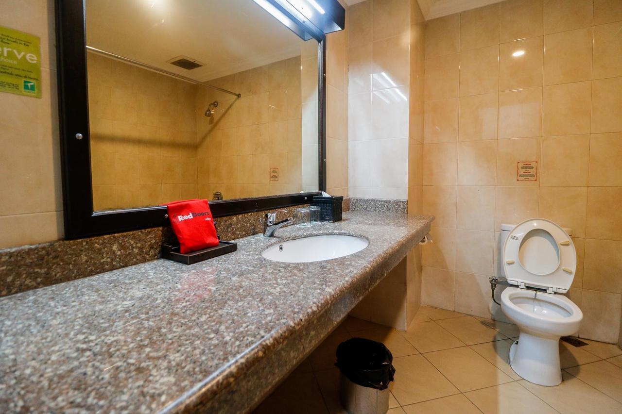 Hotel RedDoorz Premium @ Bukit Damai Indah Balikpapan  Zewnętrze zdjęcie